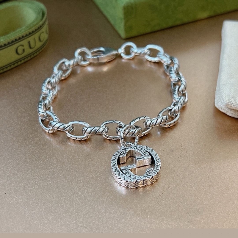 G*u*i bracelets